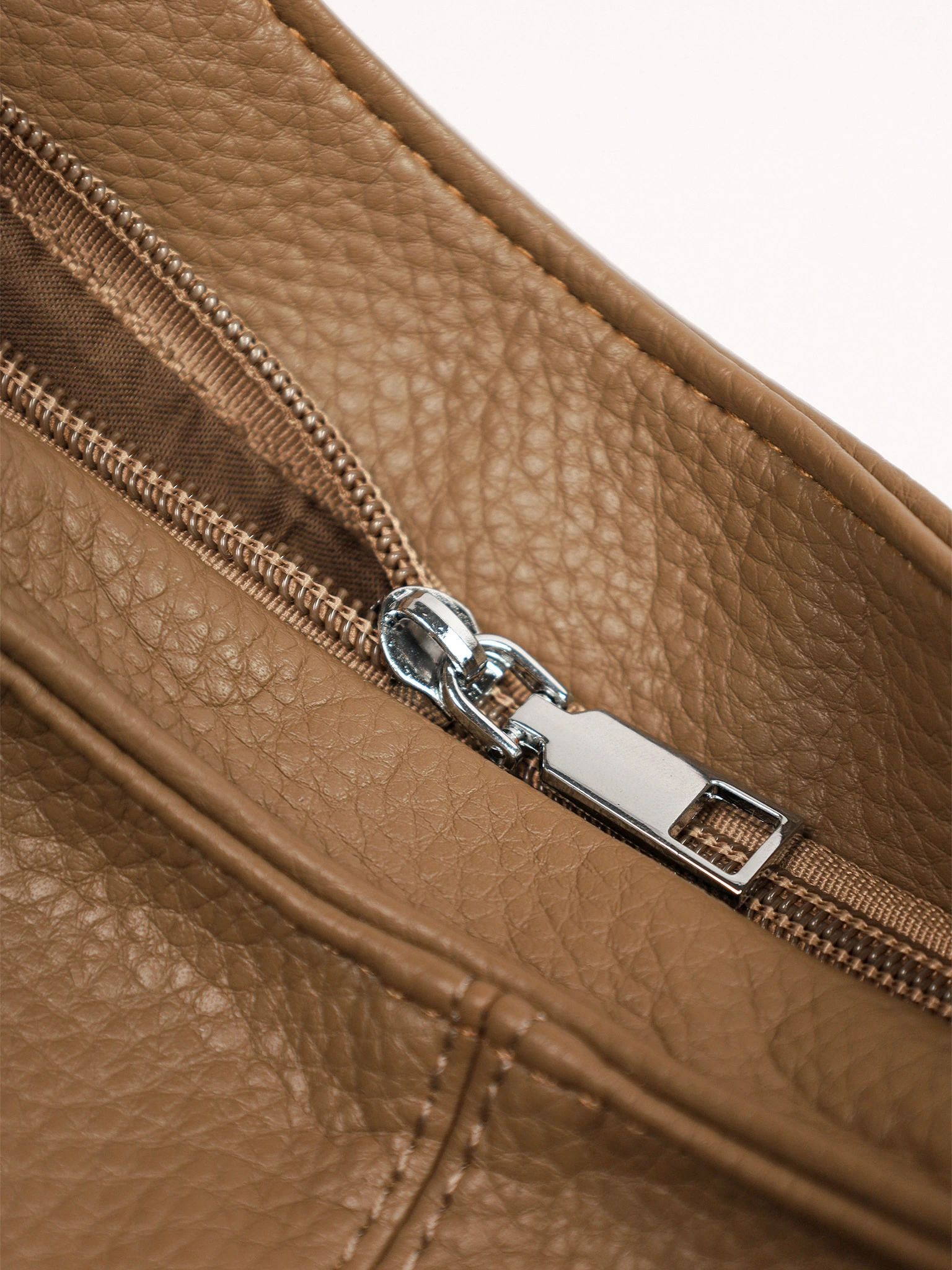 Сумка-шоппер  с боковыми карманами и декоративными пуллерами в ассортименте